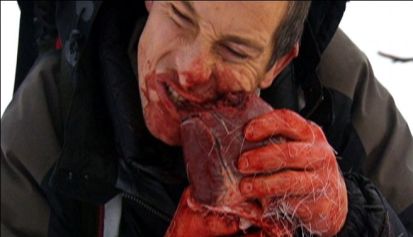 Bear Grylls mangia una renna