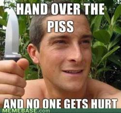 Bear Grylls e la piscia